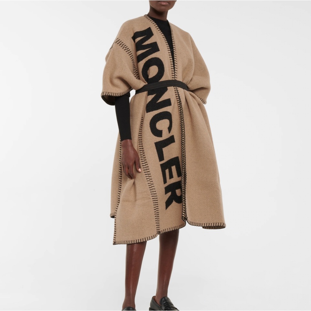 ❌SOLD❌ MONCLER
Wool-blend poncho
One size fits all With tan belt - Picture 2 of 11